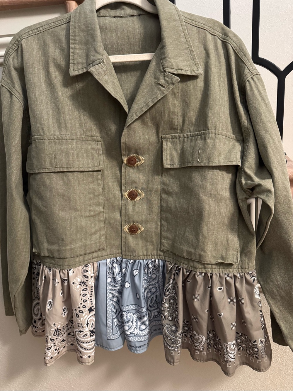 Vintage-Inspired Olive Green Denim Utility Jacket with Bandana Hem - Picture 6 of 7